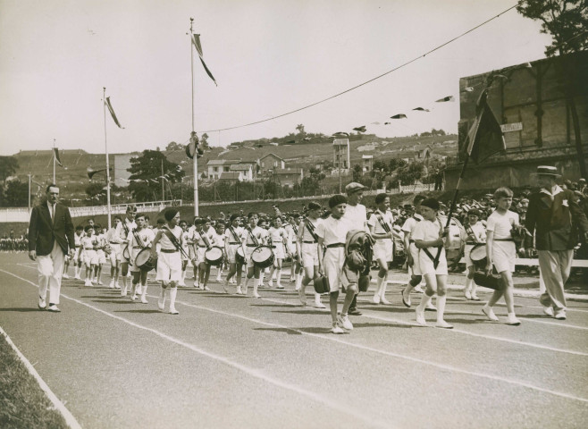 Fête d'éducation physique, défilé des enfants avec des tambours : photographie noir et blanc.