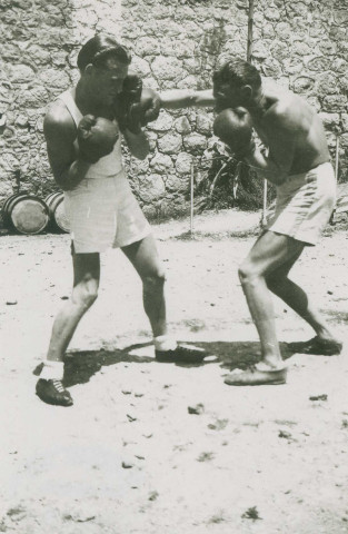 Entraînement de deux boxeurs en extérieur à Antibes, en vue du championnat de France militaire : photographie noir et blanc.