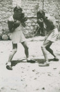 Entraînement de deux boxeurs en extérieur à Antibes, en vue du championnat de France militaire : photographie noir et blanc.