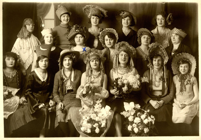 Portrait de Georgette Baudon et de ses collègues de l'entreprise Blancan pris à l'occasion d'une fête des Catherinettes : photographie en noir et blanc.