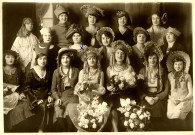 Portrait de Georgette Baudon et de ses collègues de l'entreprise Blancan pris à l'occasion d'une fête des Catherinettes : photographie en noir et blanc.