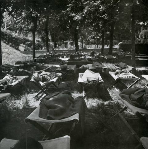 École de Plein-Air, sieste sous les arbres : photographie noir et blanc.