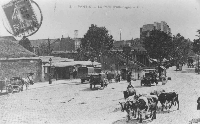 Troupeau de vaches et véhicules à l'entrée de Paris, porte d'Allemagne : reproduction d'une carte postale.