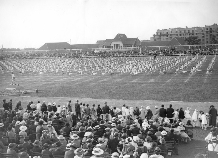 Photographie de mouvements d’ensemble sur le stade, en 1934