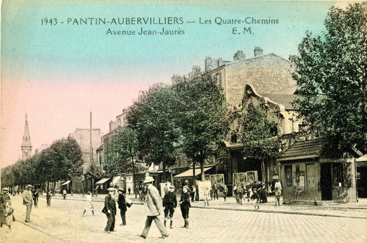 Avenue Jean-Jaurès avec en premier plan le Casino-Cinéma et en arrière-plan l'église Sainte-Marthe : carte postale colorisée.