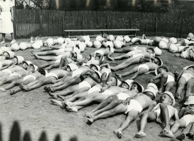 École de Plein-Air, bain de soleil dans le bac à sable : photographie noir et blanc.