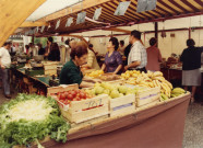 Marché de l'église, étals du marché : photographie couleur.