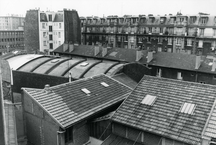 Vue des toits du quartier de l'Église : photographie noir et blanc.