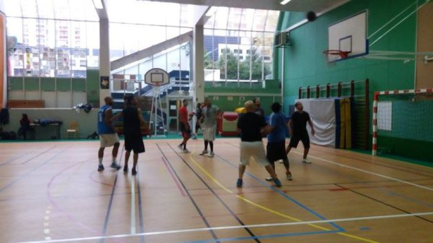 Basket-ball. - Entraînement au gymnase Henri-Wallon : photographie des joueurs sur le terrain.
