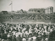Fête d'éducation physique, vue large sur les mouvements d'ensemble, les spectateurs et les alentours au nord du stade : photographie noir et blanc.