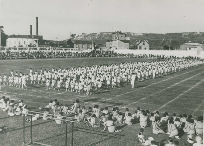 Fête d'éducation physique, défilé des enfants : photographie noir et blanc.