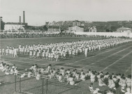 Fête d'éducation physique, défilé des enfants : photographie noir et blanc.