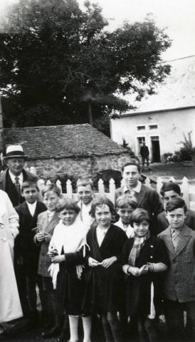 Colonies de vacances dans le nord du Morvan, groupe d'enfants posant avec le maire Charles Auray : photographie noir et blanc.