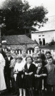 Colonies de vacances dans le nord du Morvan, groupe d'enfants posant avec le maire Charles Auray : photographie noir et blanc.