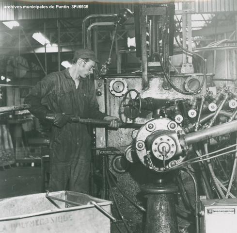 Usine de la Polymécanique, lieu de fabrication de moteurs pour motocyclettes Motobécane (années 1960)