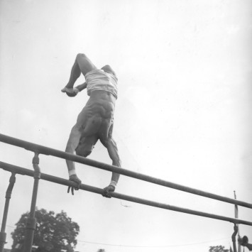 Démonstration aux barres parallèles en 1946 - 3Fi1370 Photographie d'une démonstration aux barres parallèles en 1946