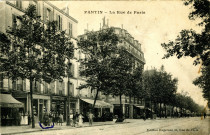 Document relatif à la famille de Georgette Baudon. - Portrait de la famille Baudon devant le 52 rue de Paris [actuelle avenue Jean-Lolive] : carte postale noir et blanc.