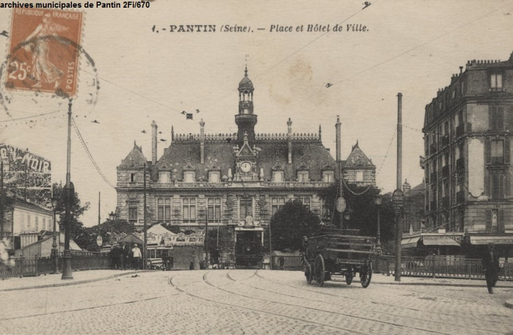 1. Pantin (Seine) - Place et hôtel de ville.