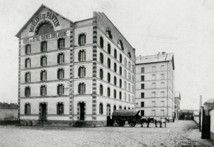 Grands Moulins de Pantin, vue d'une façade : reproduction d'une photographie noir et blanc.