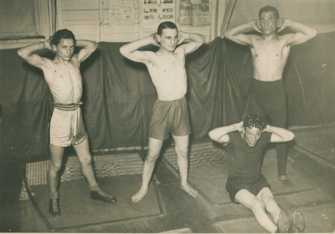 Entraînement des boxeurs Maurice Taysse, Pierre Salvatore, Roland Ney et René Taysse, culture physique : photographie noir et blanc.