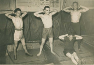 Entraînement des boxeurs Maurice Taysse, Pierre Salvatore, Roland Ney et René Taysse, culture physique : photographie noir et blanc.