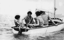 Colonie de vacances à Oléron, enfants sur un voilier : photographie noir et blanc.