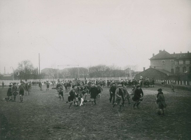 Enfants jouant au ballon sur le stade Méhul : photographie noir et blanc.