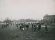 Enfants jouant au ballon sur le stade Méhul : photographie noir et blanc.