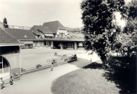 École de Plein-Air, cour et façades : photographie noir et blanc.