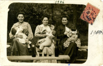Marie Werner épouse Hasenfratz allaitant son fils Roger, en compagnie de deux autres femmes, à la crèche de la Manufacture des tabacs de Pantin où elle était cigarière : photographie noir et blanc.