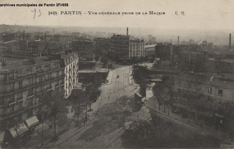 3425. Pantin - Vue générale prise de la mairie.