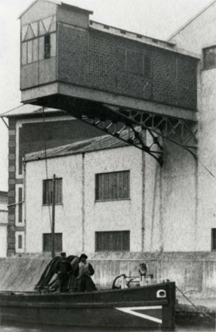 Transbordeur des Grands Moulins de Pantin : reproduction d'une photographie noir et blanc.