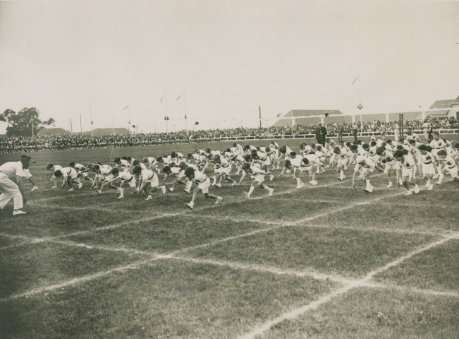 Fête d'éducation physique, mouvements d'ensemble : photographie noir et blanc.
