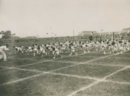 Fête d'éducation physique, mouvements d'ensemble : photographie noir et blanc.