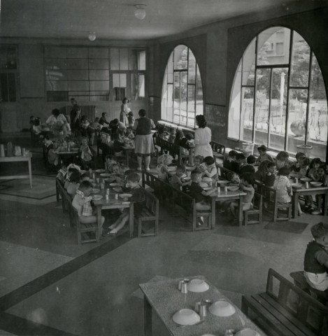 École de Plein-Air, repas dans le réfectoire : photographie noir et blanc.