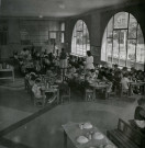 École de Plein-Air, repas dans le réfectoire : photographie noir et blanc.