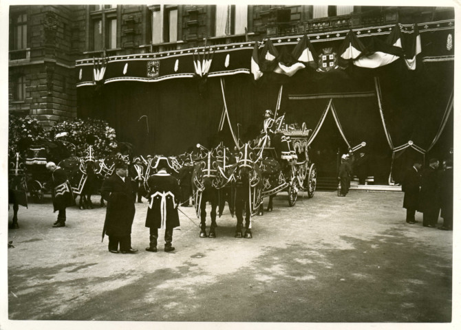 Enterrement du maire Charles Auray, corbillard sur le parvis de l'hôtel de ville : photographie noir et blanc.