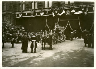 Enterrement du maire Charles Auray, corbillard sur le parvis de l'hôtel de ville : photographie noir et blanc.