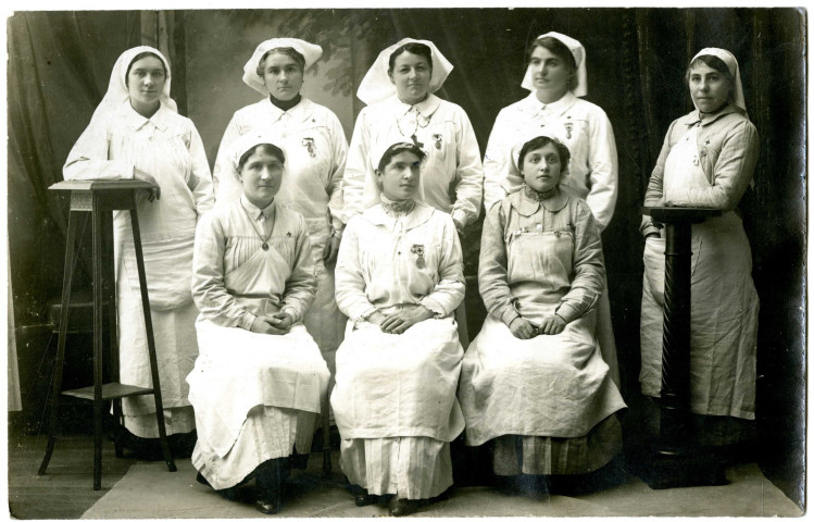 Portrait de groupe d'infirmières de la Croix-Rouge à Pantin [Louise Duplay, Jeanne Berthou, H. J. Perbal, Marie Belle] : carte photographique.
