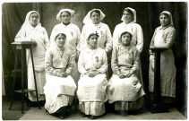 Portrait de groupe d'infirmières de la Croix-Rouge à Pantin [Louise Duplay, Jeanne Berthou, H. J. Perbal, Marie Belle] : carte photographique.
