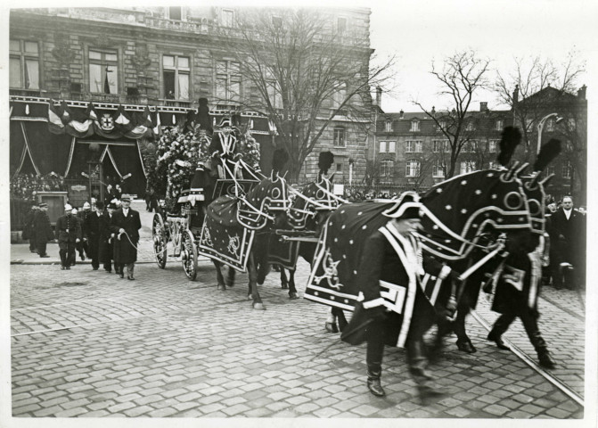 Enterrement du maire Charles Auray, corbillard partant du parvis de l'hôtel de ville : photographie noir et blanc.