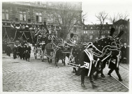 Enterrement du maire Charles Auray, corbillard partant du parvis de l'hôtel de ville : photographie noir et blanc.