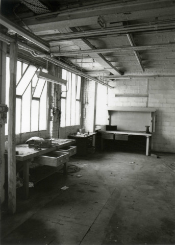 Usine Motobécane désaffectée, vue de l'intérieur : photographie noir et blanc.