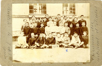Classe de Roger Hasenfratz à l'école de la rue de Montreuil [actuelle rue Charles-Auray], souvenir du certificat d'études : photographie noir et blanc.