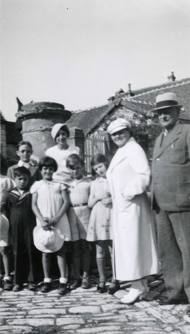 Colonies de vacances dans le nord du Morvan, groupe d'enfants posant avec le maire Charles Auray et son épouse : photographie noir et blanc.
