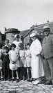 Colonies de vacances dans le nord du Morvan, groupe d'enfants posant avec le maire Charles Auray et son épouse : photographie noir et blanc.