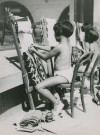 École de Plein-Air, enfants faisant du tissage en extérieur : photographie noir et blanc.