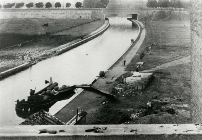 Péniche minée sur le canal : reproduction d'une photographie noir et blanc.