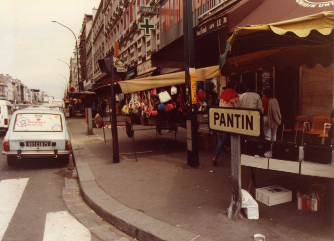 Avenue Jean-Jaurès à l'angle de la rue Magenta : photographie couleur.