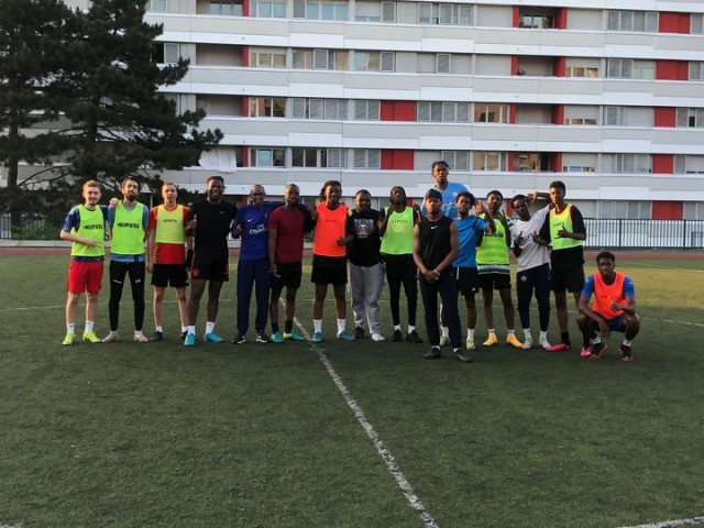 Football. - Entraînement au stade Méhul : photographie des joueurs.